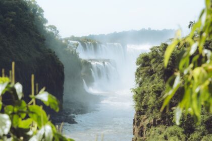Día de la Mujer Mbyá en Misiones, paisaje de Cataratas del Iguazú y selva