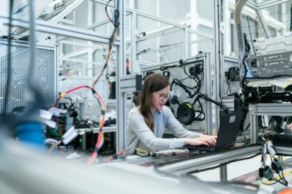 Parque industrial de Posadas con naves y procesos productivos
